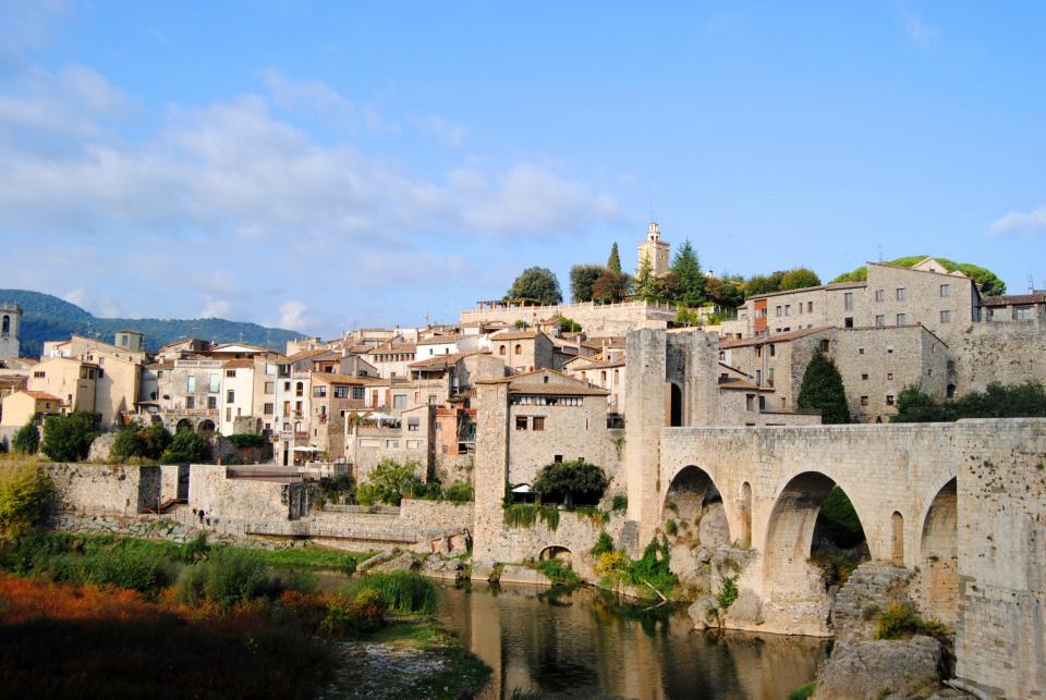 <em>Besalú, en Cataluña, es conocido por tener uno de los mejores cascos medievales de España. Yahoo! Tendencias</em>