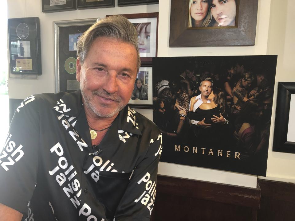 Ricardo Montaner posa en su restaurante en Surfside, Florida, durante una entrevista el miércoles 22 de mayo del 2019. El cantautor venezolano-argentino lanza el viernes su 25to álbum, "Montaner". (AP Foto/Gisela Salomón)