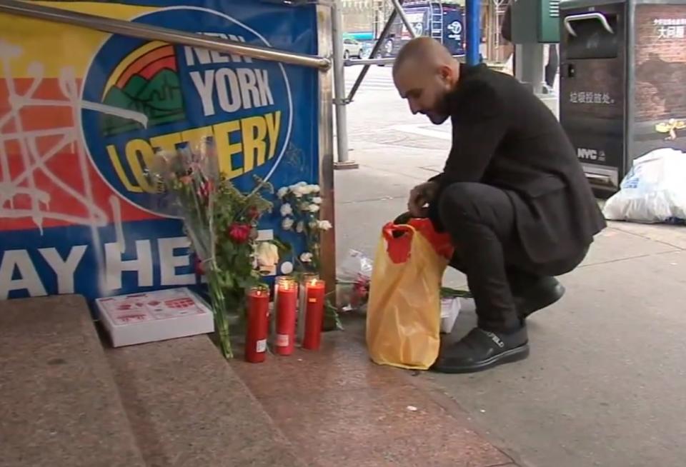 Hakki Akdeniz coloca una caja de pizza como ofrenda en el memorial a uno de los cuatro indigentes recientemente asesinados en Nueva York. (Captura de video / ABC)
