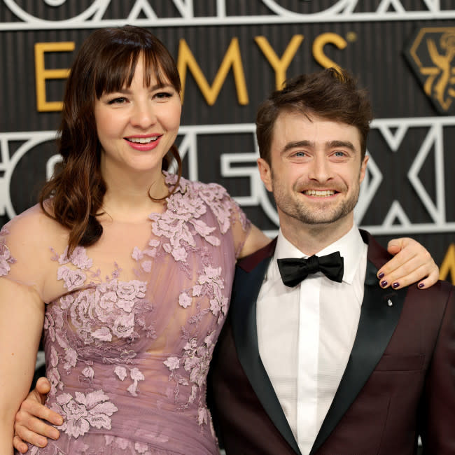 Daniel Radcliffe con su pareja Erin Darke credit:Bang Showbiz