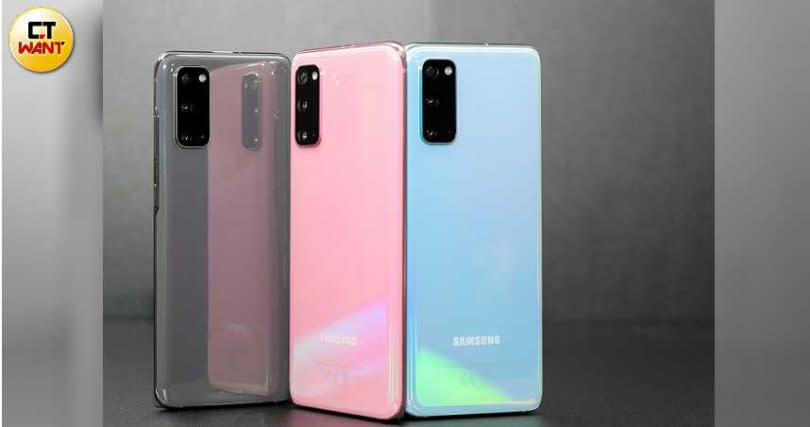 6.2吋的Galaxy S20外觀有星空灰、晴空藍、晴空粉等3色可選，預計3月6日之後上市。（圖／馬景平攝）