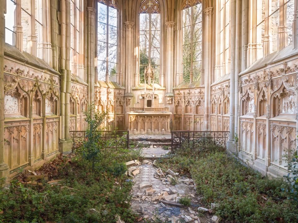 abandonedchurch8_france