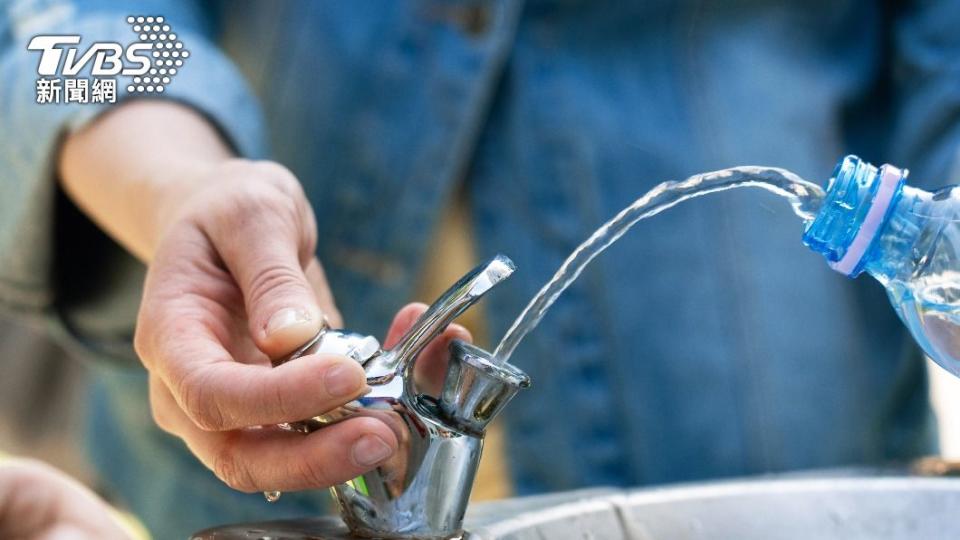 網友到醫院裝水，意外被路人飆罵。（示意圖／shutterstock達志影像）