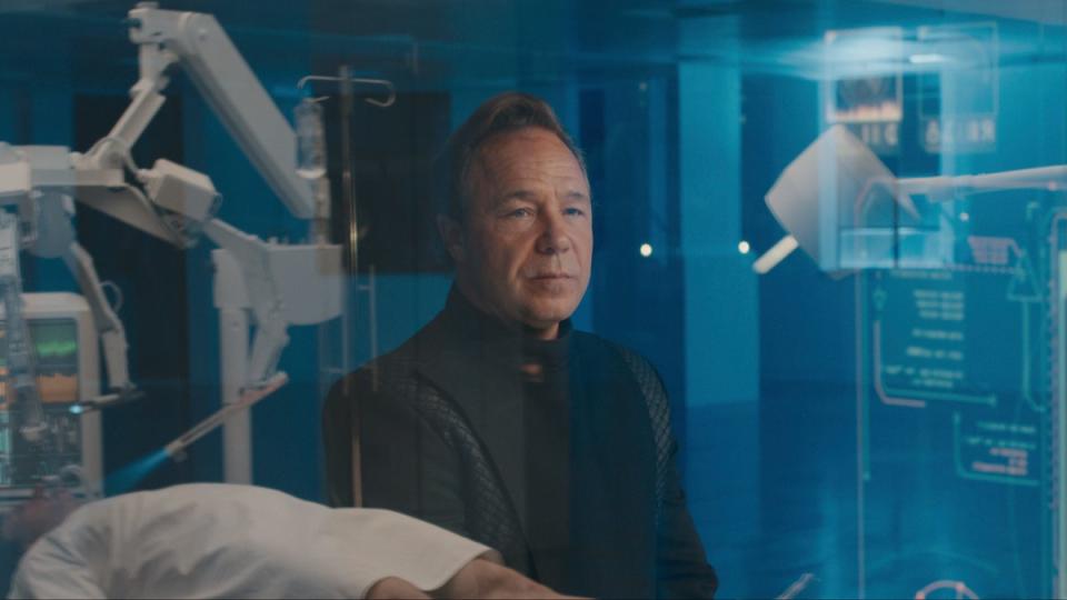 Stephen Graham as Elias Mannix in Bodies (Netflix)