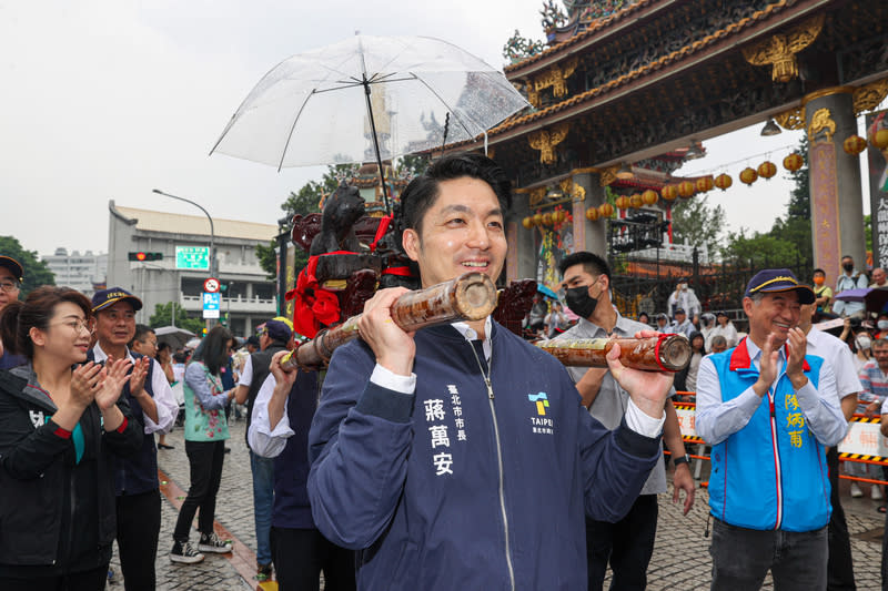 蔣萬安出席2024保生文化祭（1） 台北市長蔣萬安（中）22日上午前往台北保安宮出席 2024保生文化祭保生大帝聖誕遶境，與遶境隊伍一同 抬轎走一段路。 中央社記者鄭清元攝  113年4月22日 