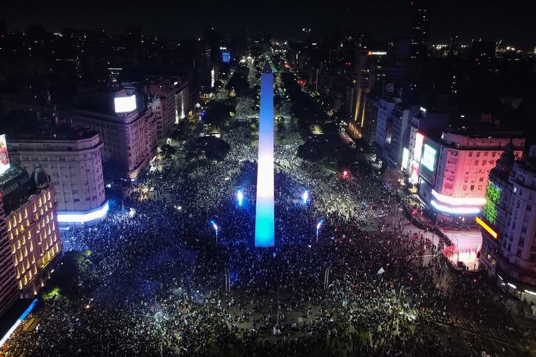Los festejos en el Obelisco se extendieron durante la madrugada pese a las baja temperatura en la ciudad de Buenos Aires