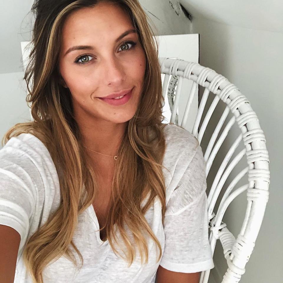 <p>Élue Miss France à la fin de l’année 2014, on aurait pu penser Camille Cerf à l’abri des remarques acerbes sur son physique. Pourtant, l’ex-reine de beauté a elle-aussi eu droit à son lot de critiques. Alors qu’elle doit participer à The Island Célébrités sur M6, la jeune femme décide de prendre quelques kilos pour “faire des réserves”, pour prévenir les privations sur son île déserte durant l’émission. Sur Internet, certains n’hésitent pas à faire des remarques sur ses nouvelles (petites) rondeurs. Face à ces remarques, la belle prend la parole et remet en place ses détracteurs. “A 15ans j’ai commencé le mannequinat, on m’y a appris à surveiller mes mensurations et que la beauté était synonyme de minceur extrême. Puis j’ai grandi et je suis devenue une femme, avec des formes. Et je ne me suis jamais sentie aussi bien dans mon corps qu’aujourd’hui”, avant de conclure “Alors oui, j’ai de la cellulite, oui, on ne voit pas mes abdos, et oui, je mets du 38 voire même du 40”. (Crédit Instagram @camillecerf) </p>