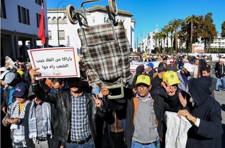 Los manifestantes participan el domingo pasado en una marcha convocada por la coalición del Frente Social Marroquí (FSM) para protestar por el costo de vida y la represión