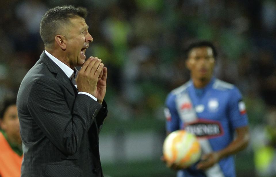 El DT colombiano Juan Carlos Osorio, del Atlético Nacional gesticula durante un partido de la Copa Libertadores de América contre el Emelec de Ecuador en el estadio Atanasio Girardot, en Medellín, Colombia, el 14 de mayo de 2015 (--/AFP/Archivos | Raul Arboleda)