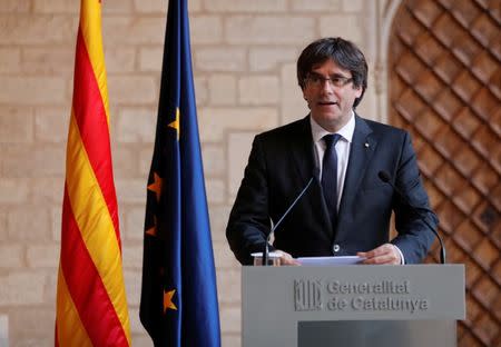 En la imagen, el presidente catalán Carles Puigdemon, durante una declaración institucional en la sede del Gobierno catalán en Barcelona, el 26 de octubre de REUTERS/Yves Herman