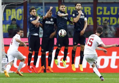 AS Roma's Miralem Pjanic shoots a free kick against Inter Milan during their Serie A soccer match at the San Siro stadium in Milan, Italy, April 25, 2015. REUTERS/Stefano Rellandini