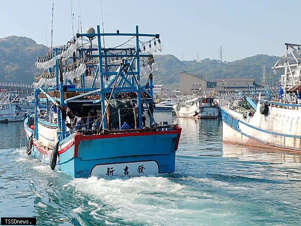 鎖管棒受網漁船除應遵守禁漁期、禁漁區之外，尚須依規定維持船位回報器運作，並填報卸魚聲明書。（圖：新北市農業局提供）