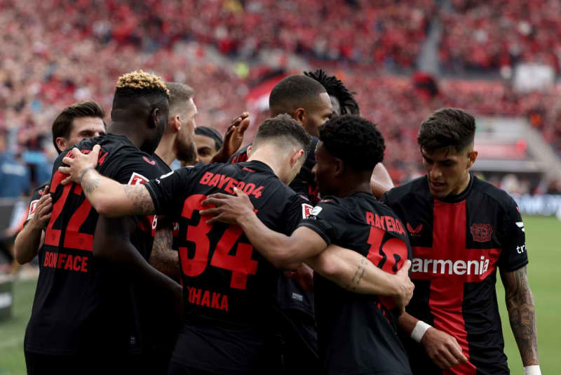 Leverkusen's Victor Boniface (2nd L) celebrates scoring his side's first goal with teammates during the German Bundesliga soccer match between Bayer 04 Leverkusen and SV Werder Bremen at BayArena. Rolf Vennenbernd/dpa