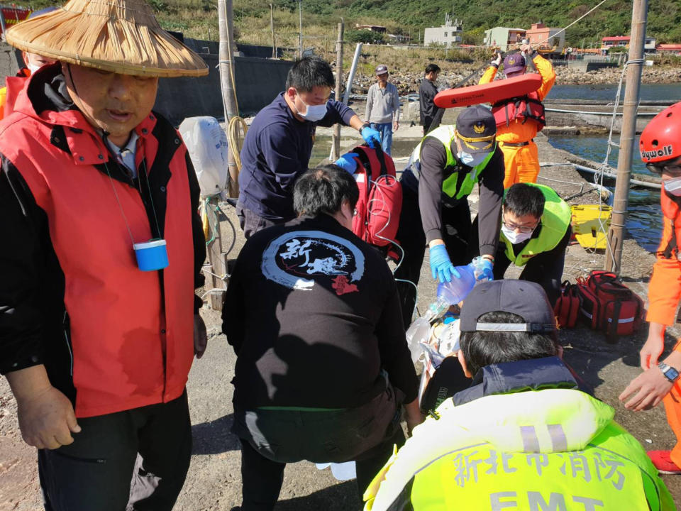 新北市貢寮區龍洞漁港附近15日上午發生一起民眾不慎足落水事故，落水民眾因失溫呈OHCA（到院前心肺功能停止）狀態急救中。（中央社/民眾提供）