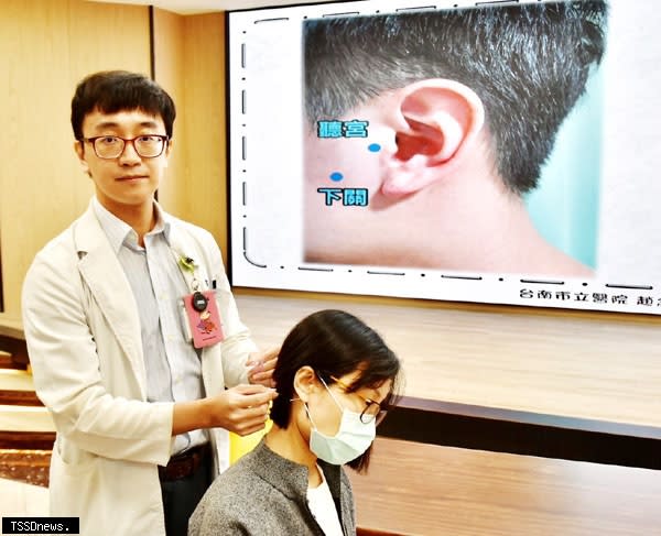 趙念廷醫師表示，突發性耳聾，經中醫以中藥與針灸治療，可減緩聽力惡化，提升聽力(照片非當事人)。<br /><br />（記者蔡清欽攝）