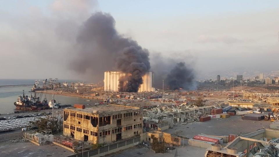 La capital de Líbano, Beirut, se vio sacudida por una fuerte explosión este martes. El incidente se ubicó en la zona portuaria y se están investigando las causas.