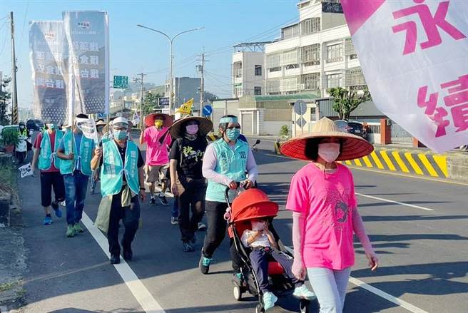 「秋鬥行腳」邁入第9天，21日上午來到嘉義縣水上鄉南靖火車站宣講，台灣民眾黨嘉義黨部也到場響應聲援。（讀者提供∕呂妍庭嘉義傳真）