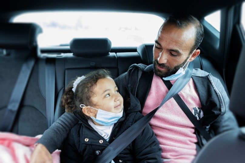 Un palestino viaja con su hija a una cita médica en Israel.