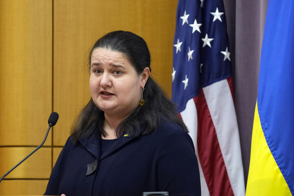 La embajadora de Ucrania para Estados Unidos Oksana Markarova da un discurso antes de una función del documental "20 Days in Mariupol" en el Departamento de Estado en Washington, el martes 27 de febrero de 2024. (Foto AP/Susan Walsh)