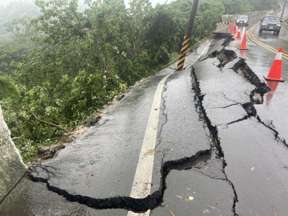 峨眉鄉竹43-1線約0.2公里處，26日晚間道路坍塌，隨即緊急進行搶修。（記者彭新茹翻攝）