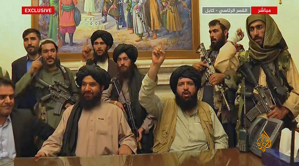 Milicianos del Talibán ocuparon el palacio presidencial en Kabul, Afganistán. (AFP / Al Jazeera)