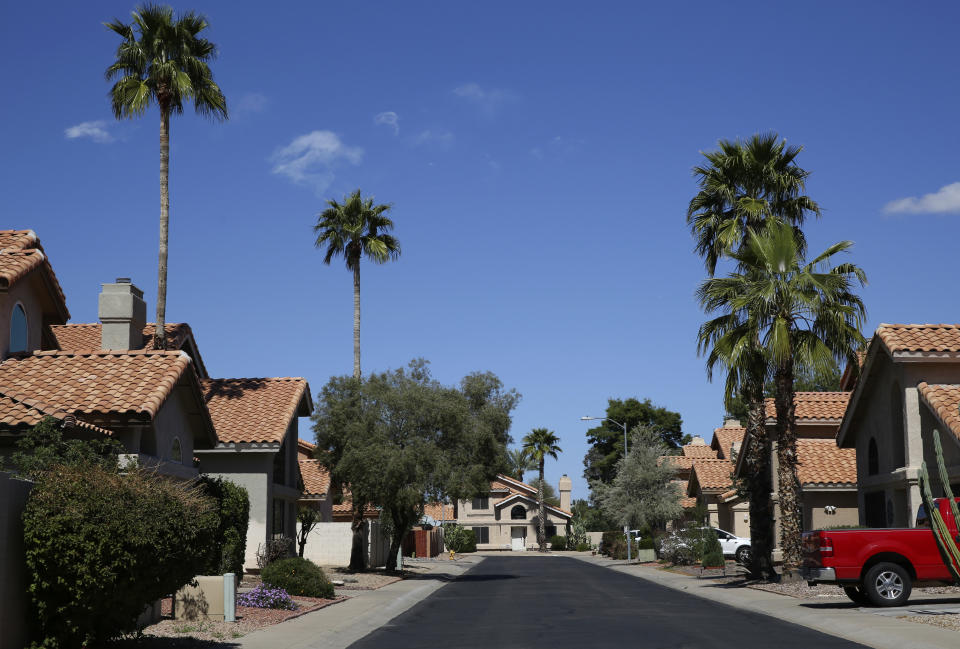 Típico suburbio estadounidense en foto del 9 de marzo del 2020. Suburbios como este de Phoenix pueden decidir las elecciones de EEUU. Tradicional bastión republicano, hoy están mucho más divididos y podrían costarles la presidencia y la mayoría en el Senado a los republicanos. (AP Photo/Dario Lopez-MIlls)