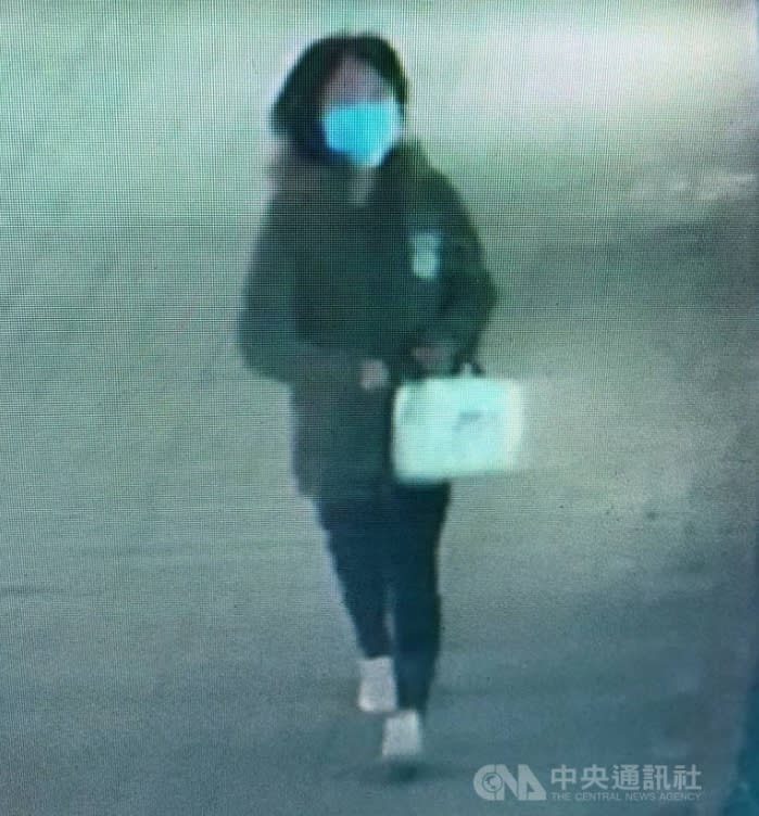 台南市南區大林國宅商圈22日驚傳凶殺案，一名68歲林姓婦人開車外出，下車後在人行道上突然遭到年約30多歲的女子（圖）刺殺4刀，緊急送醫。（翻攝相片）