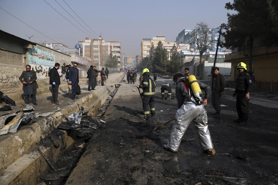 Bomberos afganos trabajan en el lugar donde explotó una bomba en Kabul, Afganistán, el domingo 10 de enero de 2021. (AP Foto/Rahmat Gul)