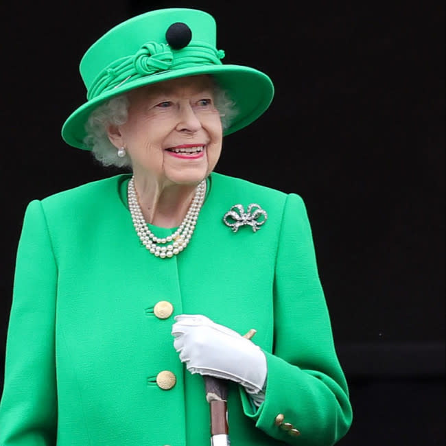 Isabel II orquestó un ejercicio militar para pararse en el balcón del Palacio de Buckingham durante el Jubileo de Platino credit:Bang Showbiz