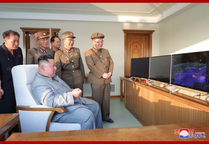 北韓近日頻繁射彈，圖為7月25日北韓領導人金正恩（前）親自指導「新型戰術導向武器」試射。（圖取自北韓中央通信社網頁kcna.kp）