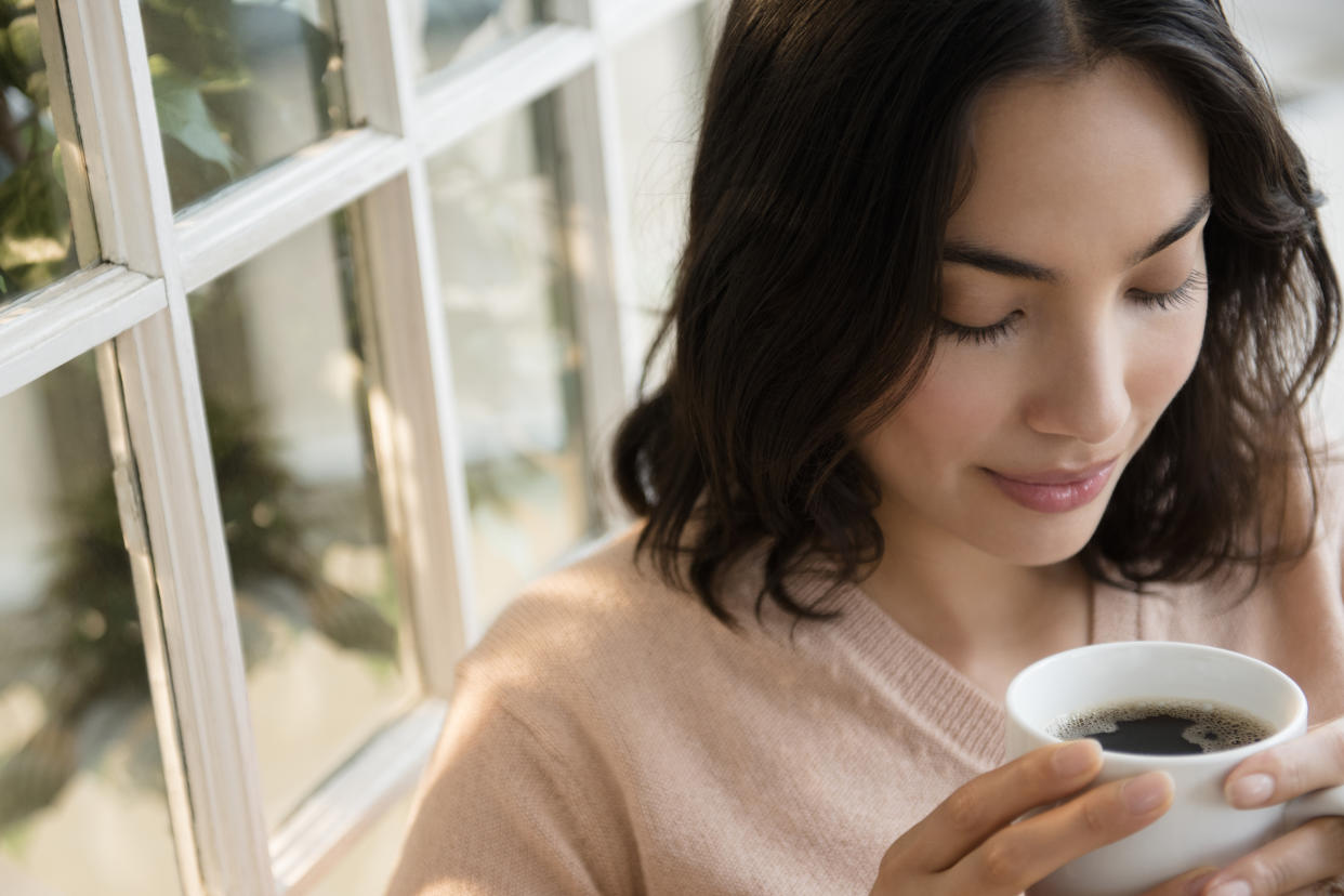 Tener un molino de café en casa es un pequeño lujo que nos aporta en aroma y sabor/Archivo: Getty Images.