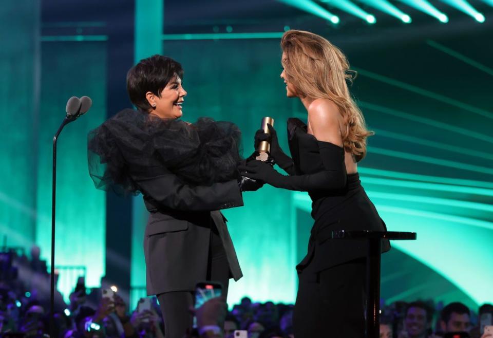 the awkward reason khloé kardashian was late to the stage at pca