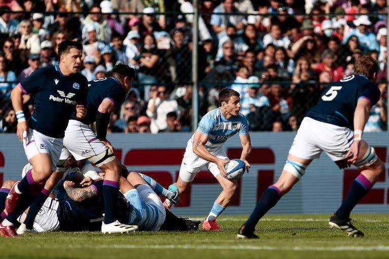 Gonzalo Bertranou saca la pelota de un ruck para abrir juego; el mendocino fue la figura de los Pumas 26 vs. Escocia 18 en Jujuy.