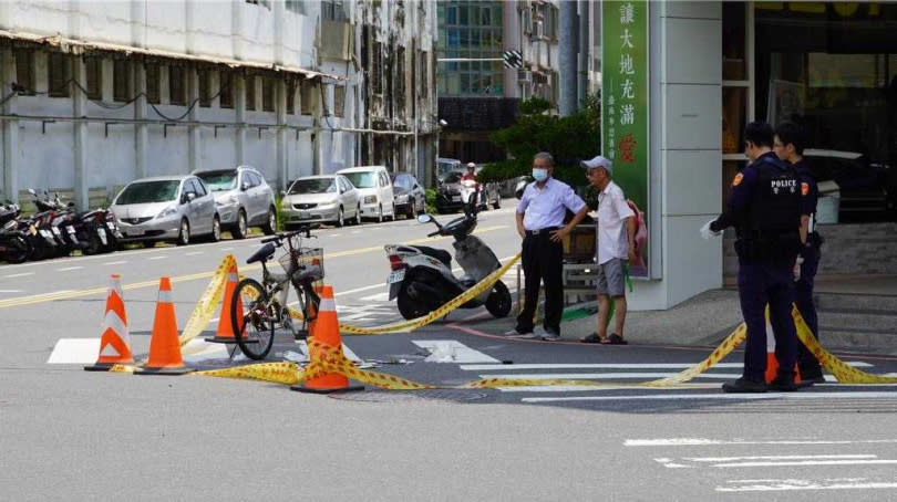 老婦不幸捲入貨車輪下身亡，警方緊急到場處理。（ 圖／翻攝畫面）