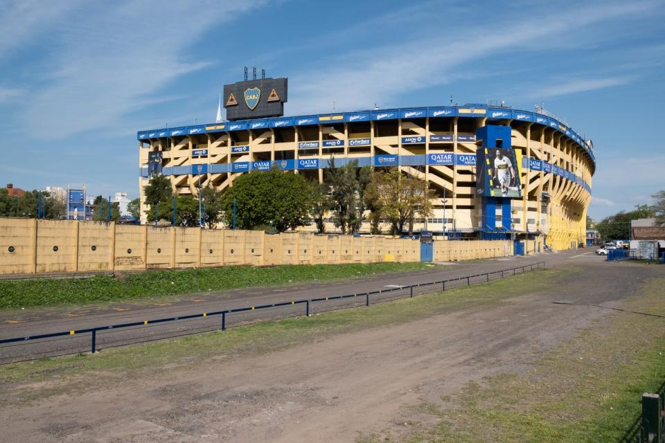 In La Boca steht zudem eines der legendärsten Stadien der Welt: "La Bombonera", die Heimstätte des vielfachen argentinischen Meisters Boca Juniors, bei dem Diego Maradona ab 1981 zum Star heranreifte. Seine ersten Sporen hatte der er zuvor beim Verein Argentinos Juniors verdient. Wahnsinn: Mit 19 war Maradona bereits Südamerikas Jahresfußballer. (Bild: iStock / Split Second Stock)