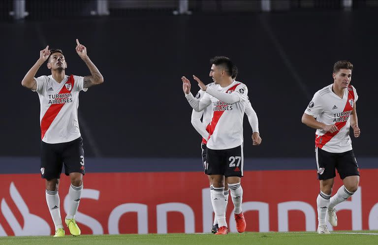 El lateral Fabrizio Germán Angileri, izquierda, festeja después de anotar el primer gol del club argentino River Plate frente al colombiano Independiente Santa Fe en duelo por la Copa Libertadores, en Buenos Aires, Argentina, el miércoles 19 de mayo de 2021. El River Plate confirma el viernes 21 de mayo que Angileri y el volante ofensivo José Paradela tienen coronavirus, con lo cual suman 22 los contagiados en su plantel.(Juan Ignacio Roncoroni/Pool vía AP)