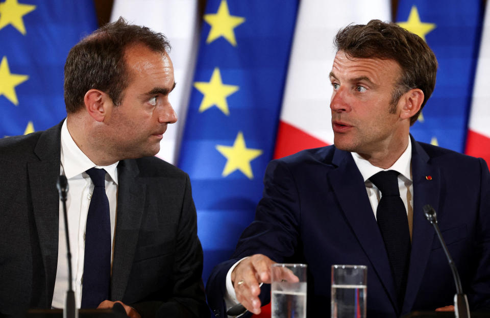 Le ministre des Armées Sébastien Lecornu et Emmanuel Macron, photographiés aux Invalides en juin à Paris.