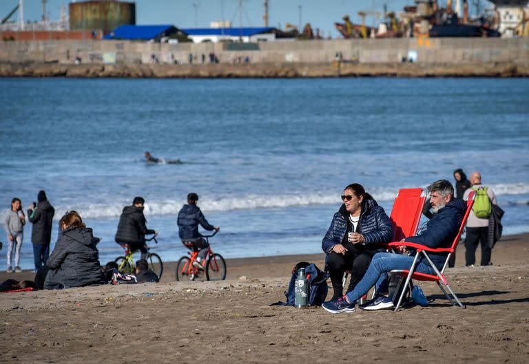 Aunque con frío, el sol ayudó a que los turistas pudieran disfrutar de la playa 