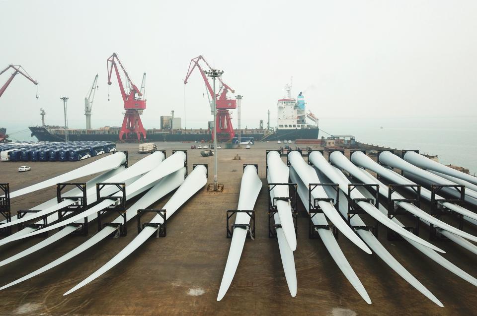 Hélices de molinos de viento acumuladas en un puerto de China. (Foto: STR/AFP via Getty Images). 