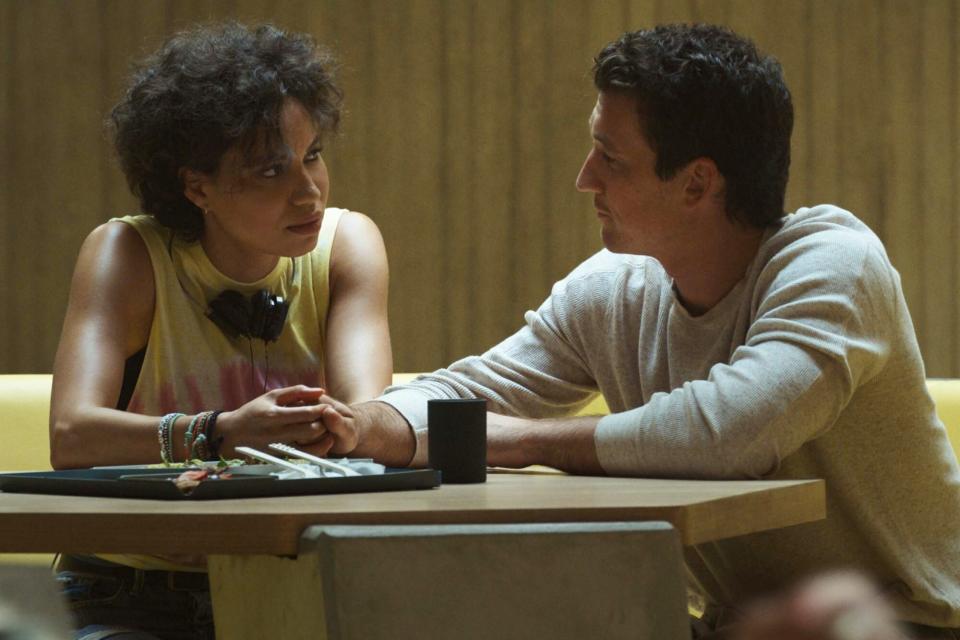 SPIDERHEAD. (L to R) Jurnee Smollett as Lizzy and Miles Teller as Jeff in SPIDERHEAD. Netflix © 2022