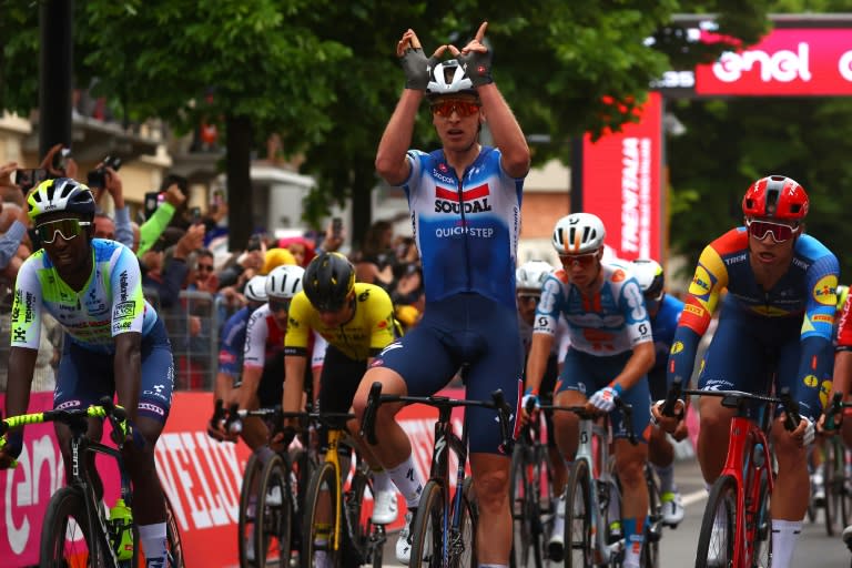Tim Merlier l'emporte à l'arrivée de la 3e étape du Tour d'Italie, le 6 mai 2024 à Fossano. (Luca Bettini)