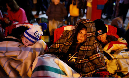 Personas acampadas en las afueras del castillo de Windsor para la boda del príncipe Enrique y Meghan Markle, 19 de mayo de 2018. REUTERS/Phil Noble