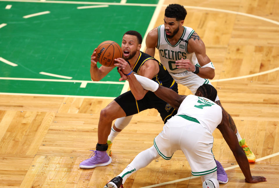 金州勇士Stephen Curry（持球者）、波士頓塞爾蒂克Jaylen Brown、Jayson Tatum。(Photo by Elsa/Getty Images)