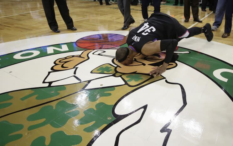 Paul Pierce kisses his Boston career goodbye. (AP)