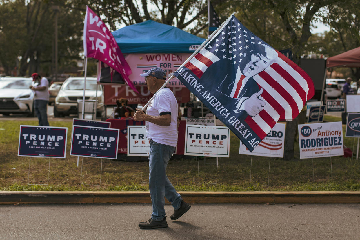 Partidarios cubanoestadounidenses del presidente Donald Trump en el condado de Miami-Dade, Florida, el 24 de octubre de 2020. (Saul Martinez/The New York Times)