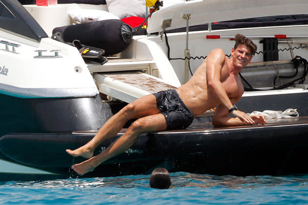 Im wohlverdienten Urlaub natürlich! Nationalspieler Mario Gomez, hier in Robben-Pose, sonnt sich auf einer Yacht vor Ibiza. Seine Freizeit auf der Sonneninsel genießt er mir Freundin Silvia Meichel. Neid! (Bild: ddp images)