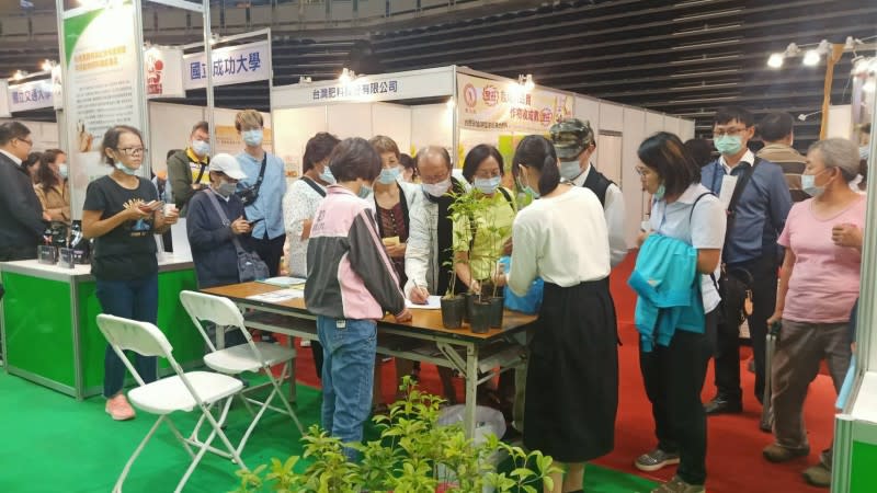 農業生技主題館舉辦天天送小樹苗活動，14:30開始，每日100株，送完為止！（圖/台灣農業生技學會提供）