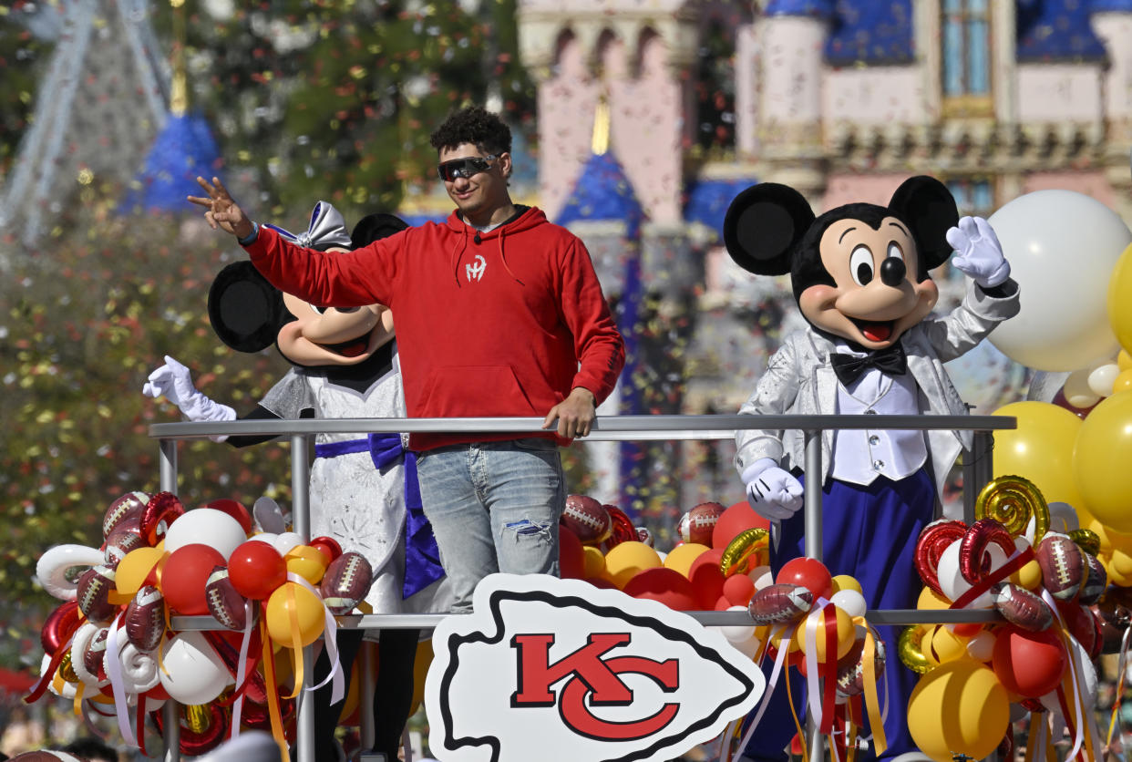 Después del Super Bowl LVII MVP, Patrick Mahomes visitó Disneyland (Foto de: Jeff Gritchen/MediaNews Group/Orange County Register via Getty Images)