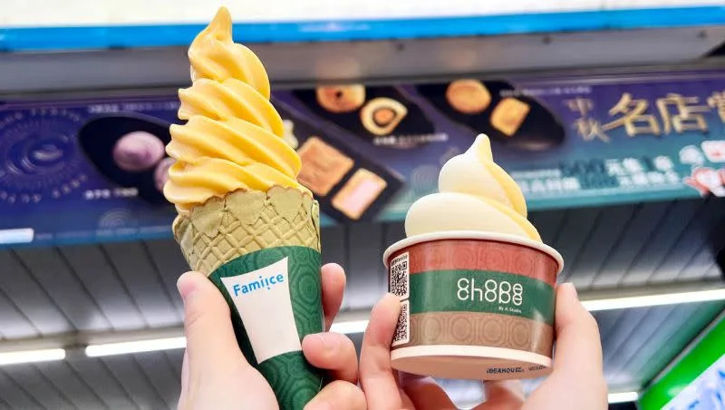 ▲全家超商推出全新口味「芒果椰奶霜淇淋」，七夕1日限定全口味「買一送一」。（圖╱業者提供）
