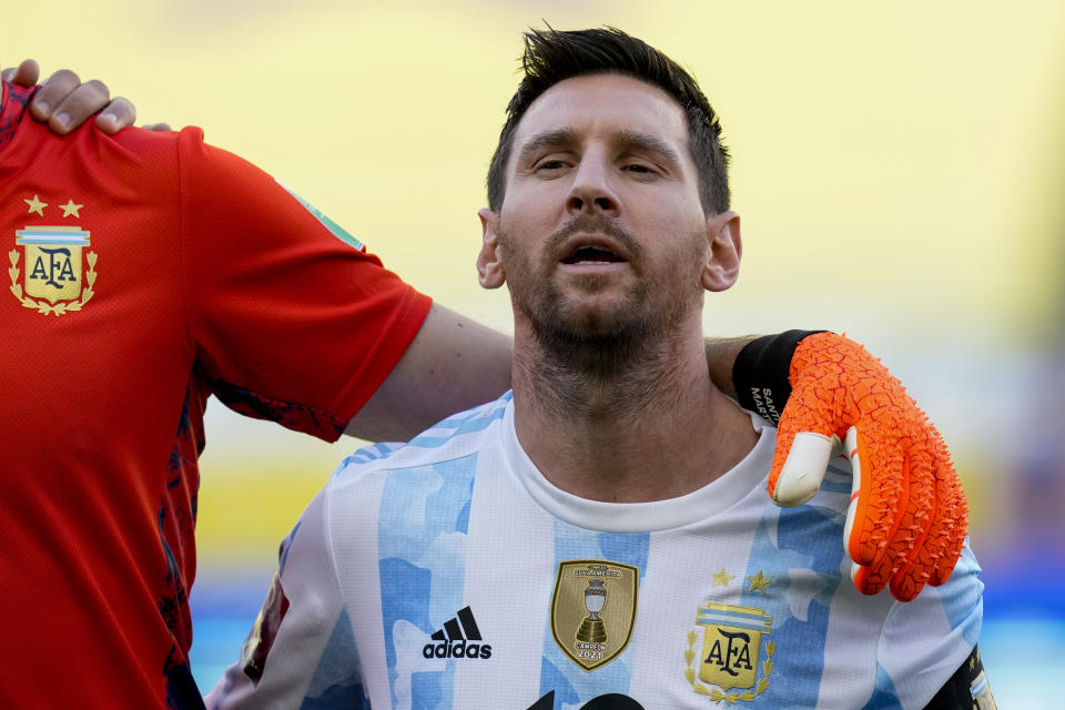 Lionel Messi canta el himno de Argentina previo al partido contra Brasil por las eliminatorias del Mundial, el domingo 5 de septiembre de 2021, en Sao Paulo. (AP Foto/Andre Penner)